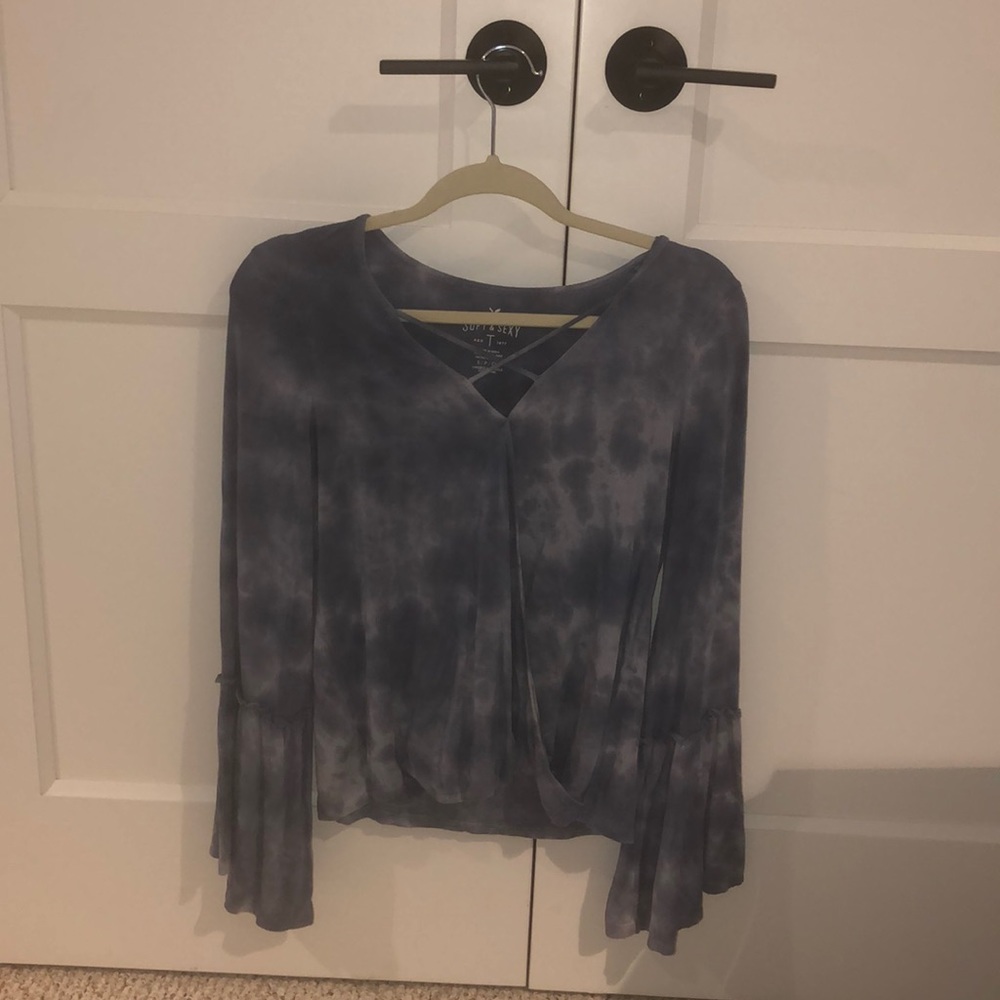 American Eagle Cross V-Neck Longsleeve